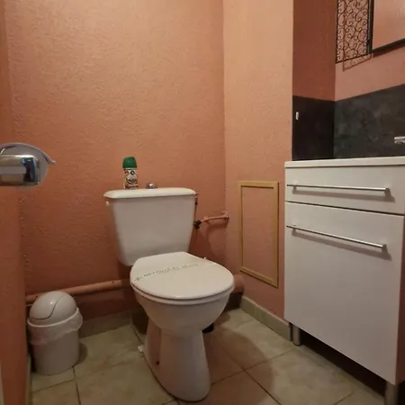 Magnifique Maison familiale au Mas des Vignes F4 très bien équipée 8pers terrasse, clim, grande piscine d'été et piscine chauffée l'hiver parking gratuit Calvisson