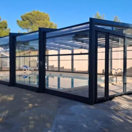Magnifique Maison familiale au Mas des Vignes F4 très bien équipée 8pers terrasse, clim, grande piscine d'été et piscine chauffée l'hiver parking gratuit * Calvisson