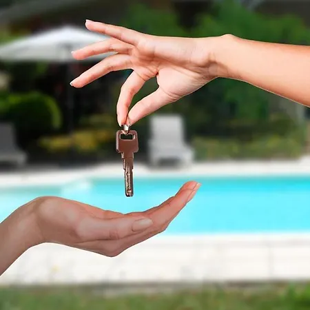 Feriehus Magnifique Maison Familiale Au Mas Des Vignes F4 Tres Bien Equipee Dans De Privee Ideale Jusqu'a 8pers Terrasse, Clim, Grande Piscine D'ete Et Piscine Chauffee L'hiver Parking Privatif Gratuit Calvisson